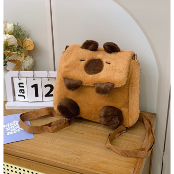 MINI MOCHILA PELUCIA CAPIVARA COM PERNA ESCURO