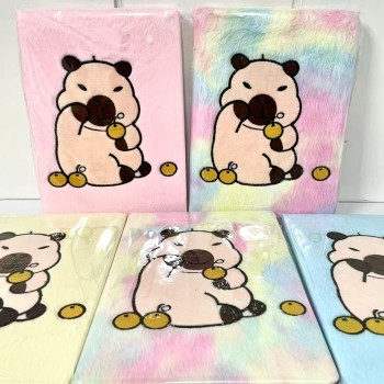 CADERNO PELÚCIA ESTAMPA CAPIVARA COM FRUTA